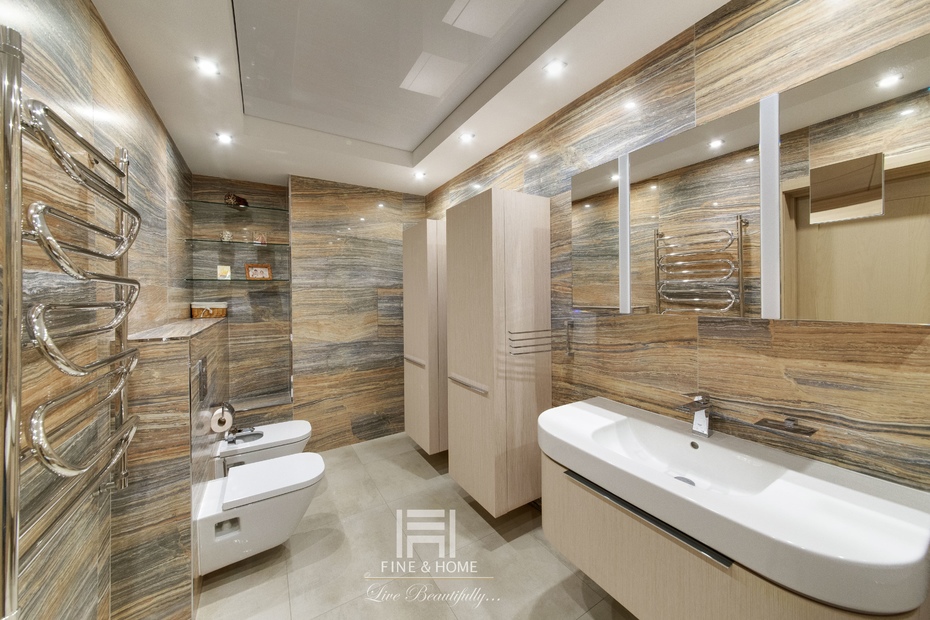 Дизайн ванной комнаты с использованием плитки под дерево - проект студии Fine and Home