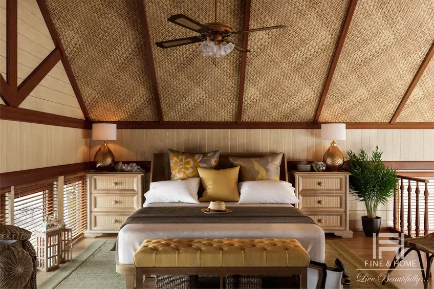 Двуспальная кровать и люстра с вентилятором в спальне в бунгало