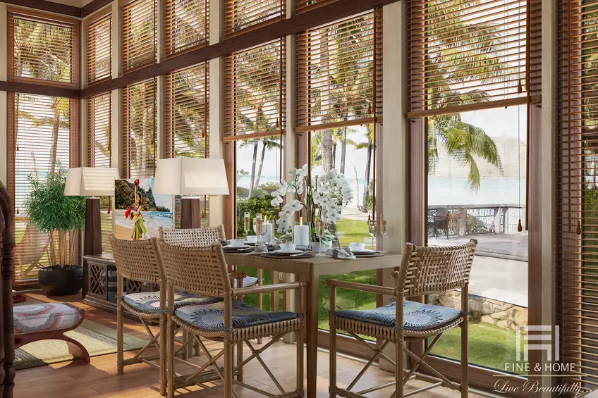 Обеденный стол у окна в бунгало